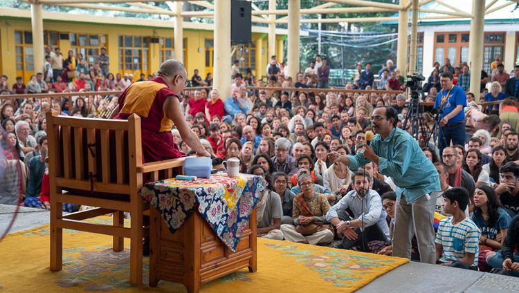 Domande e risposte con il pubblico, durante l’incontro di Sua Santità il Dalai Lama con visitatori provenienti dall'India e dall'estero, presso il cortile del Tempio Tibetano Principale di Dharamsala, India, 9 giugno 2018. Foto di Tenzin Choejor