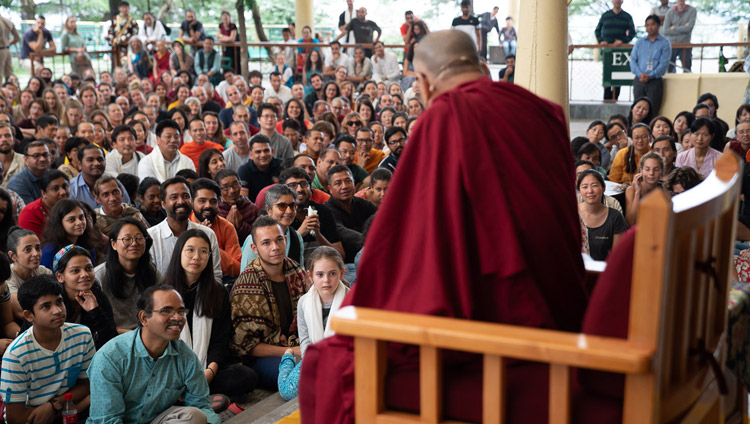 Sua Santità il Dalai Lama risponde alle domande del pubblico durante il suo incontro con i visitatori provenienti dall'India e dall'estero, presso il Tempio Tibetano Principale di Dharamsala, India, 9 giugno 2018. Foto di Tenzin Choejor