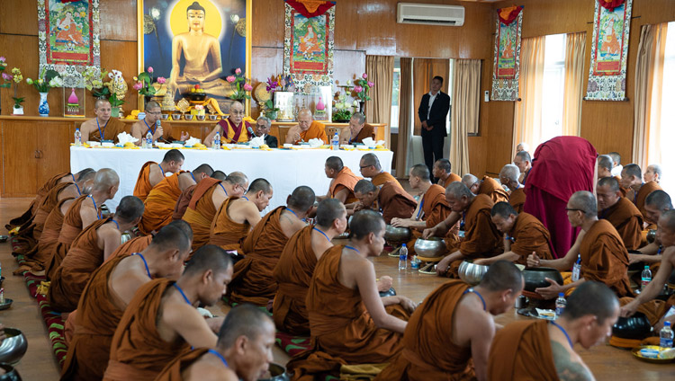 Sua Santità il Dalai Lama a pranzo con i monaci thailandesi presso la sua residenza a Dharamsala, India, 9 giugno 2018. Foto di Tenzin Choejor