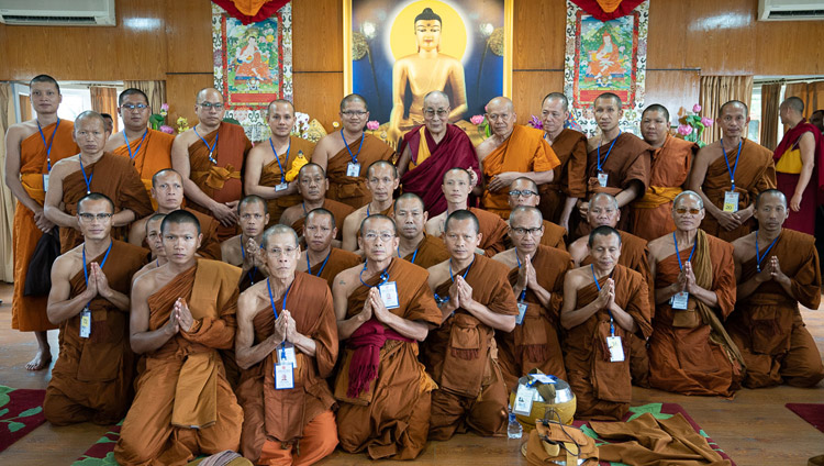 Sua Santità il Dalai Lama ha posato per una delle numerose foto di gruppo con i monaci thailandesi nella sua residenza di Dharamsala, India, 9 giugno 2018. Foto di Tenzin Choejor