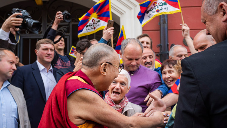 Amici e sostenitori danno il benvenuto a Sua Santità il Dalai Lama al suo hotel a Vilnius, Lituania, il 12 giugno 2018. Foto di Tenzin Choejor