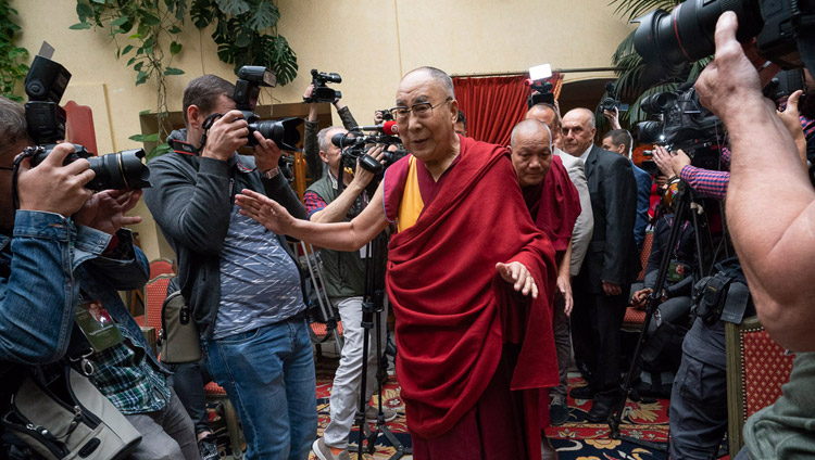 Sua Santità il Dalai Lama saluta i rappresentanti dei media al suo arrivo alla conferenza stampa. Vilnius, Lituania, il 13 giugno 2018. Foto di Tenzin Choejor