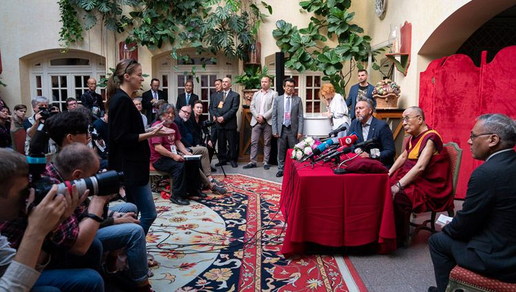 Sua Santità il Dalai Lama risponde alle domande durante il suo incontro con i media a Vilnius, Lituania, il 13 giugno 2018. Foto di Tenzin Choejor