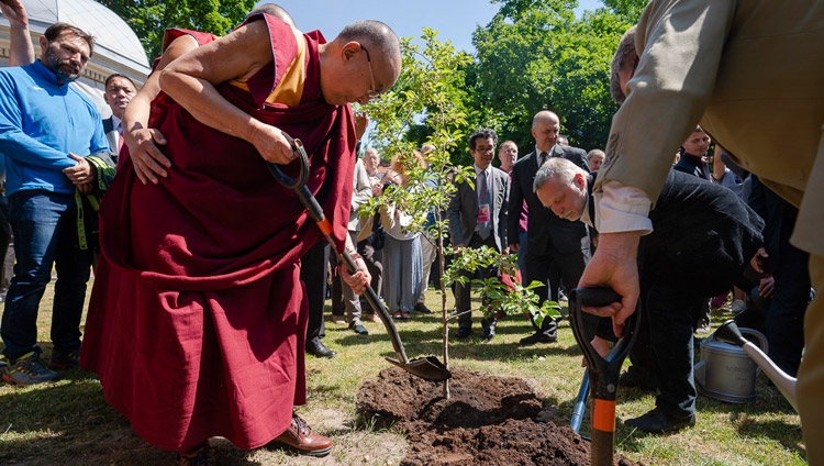 Sua Santità il Dalai Lama pianta un alberello, simbolo dell'amicizia tra Lituania e Tibet nella Tibet Square di Vilnius, Lituania, il 13 giugno 2018. Foto di Tenzin Choejor