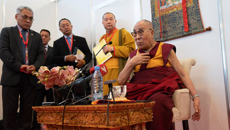 Sua Santità il Dalai risponde alle domanda dei media durante la conferenza stampa a Riga, Lettonia, il 16 giugno 2018. Foto di Tenzin Choejor