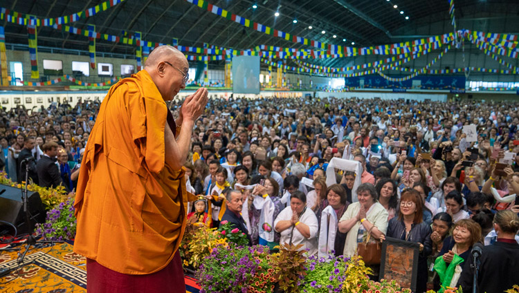 Sua Santità il Dalai Lama saluta il pubblico al suo arrivo sul palco della Skonto Hall di Riga, Lettonia, il 16 giugno 2018. Foto di Tenzin Choejor