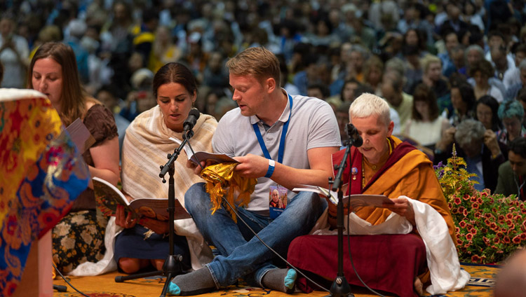 La recitazione del "Sutra del cuore" in lettone, prima degli insegnamenti di Sua Santità il Dalai Lama a Riga, Lettonia, il 16 giugno 2018. Foto di Tenzin Choejor