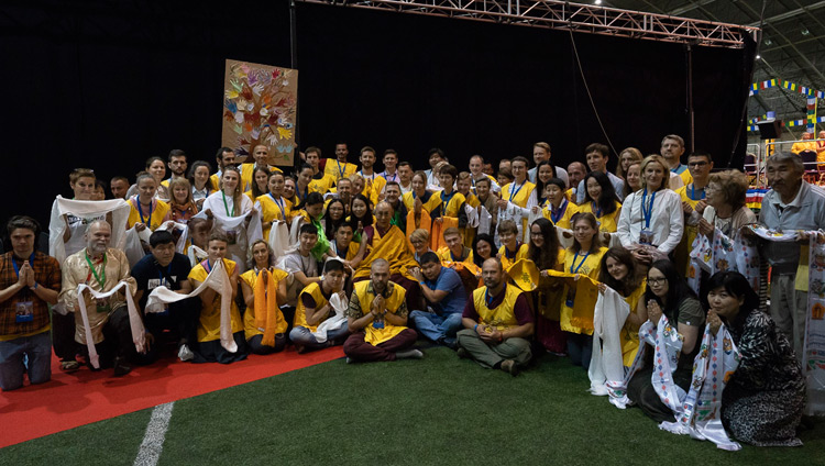 Sua Santità il Dalai Lama con i volontari che hanno lavorato durante i tre giorni di insegnamenti a Riga, Lettonia, il 18 giugno 2018. Foto di Tenzin Choejor