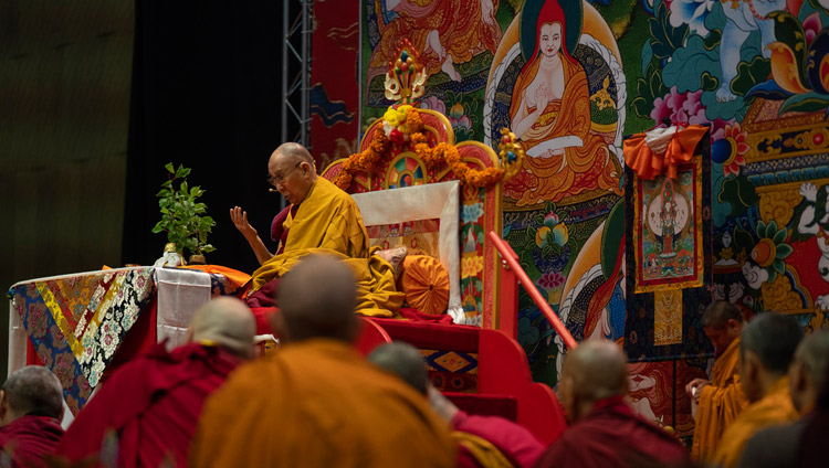 Sua Santità il Dalai Lama conduce i rituali preparatori per l’iniziazione di Avalokiteshvara l'ultimo giorno dei suoi insegnamenti a Riga, Lettonia, il 18 giugno 2018. Foto di Tenzin Choejor