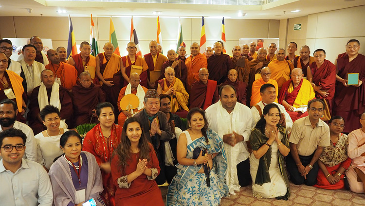 Sua Santità il Dalai Lama con i delegati presenti al Secondo Dialogo sul Vinaya a Nuova Delhi, in India, il 1° luglio 2018. Foto di Jeremy Russell