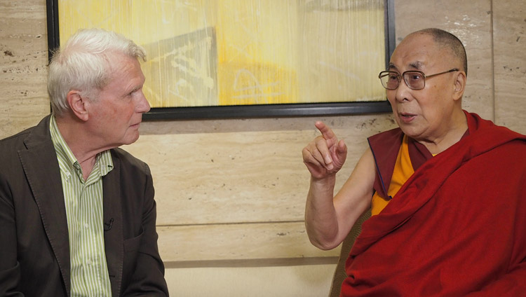 Sua Santità il Dalai Lama durante un'intervista con Adriaan van Dis per la televisione olandese. Nuova Delhi, India, 2 luglio 2018. Foto di Jeremy Russell