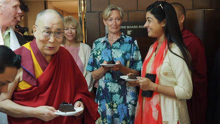 Sua Santità il Dalai Lama durante un breve festeggiamento in onore del suo prossimo 83°compleanno, al termine dell’intervista concessa alla televisione olandese. Nuova Delhi, India, 2 luglio 2018. Foto di Jeremy Russell