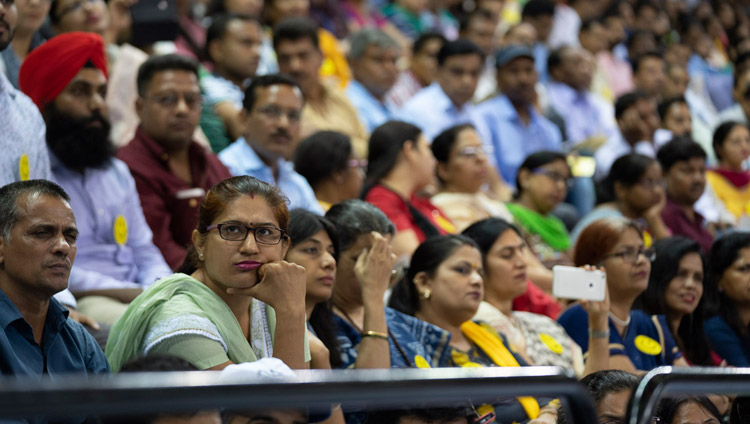 Alcuni degli oltre cinque mila educatori che hanno ascoltato Sua Santità il Dalai Lama in occasione del lancio del "Curriculum della felicità" per le scuole governative di Delhi. Nuova Delhi, India, 2 luglio 2018. Foto di Tenzin Choejor