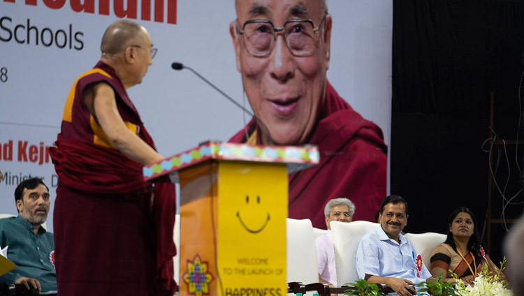 Sua Santità il Dalai Lama interviene all'incontro del 2 luglio 2018 con le scuole statali di Delhi, India, in occasione del lancio del Curriculum della felicità. Foto di Tenzin Choejor