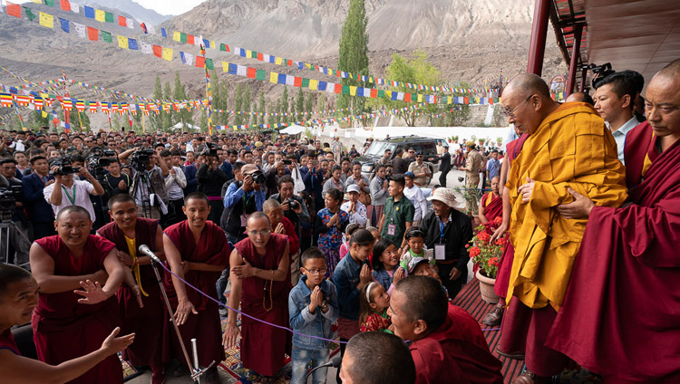 Sua Santità il Dalai Lama al suo arrivo a Diskit, nella valle di Nubra, India, 13 luglio 2018. Foto di Tenzin Choejor