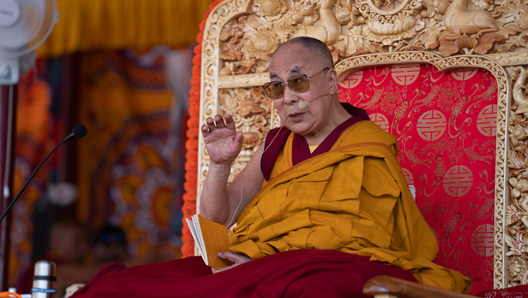 Sua Santità il Dalai Lama parla alla folla durante il suo insegnamento a Diskit, Nubra Valley, India, il 13 luglio 2018. Foto di Tenzin Choejor