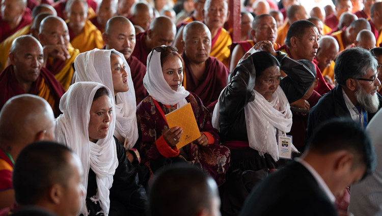 Il pubblico ascolta Sua Santità il Dalai Lama durante il suo insegnamento a Diskit, Nubra Valley, India il 13 luglio 2018. Foto di Tenzin Choejor