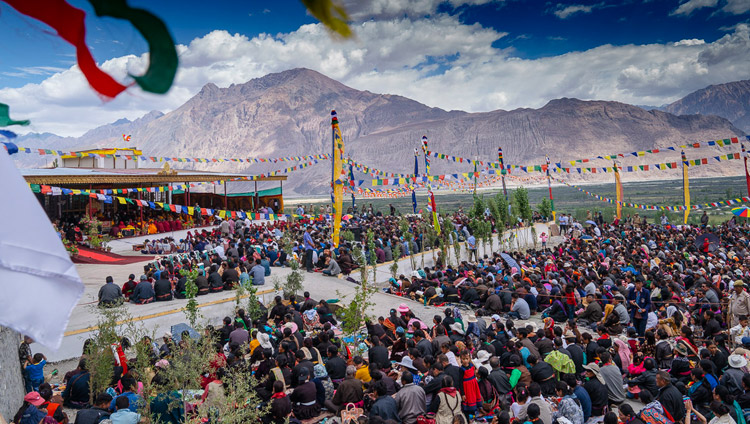 Oltre 5.600 persone hanno partecipato agli insegnamenti di Sua Santità il Dalai Lama, il 13 luglio 2018, a Diskit, nella Valle di Nubra, India. Foto di Tenzin Choejor