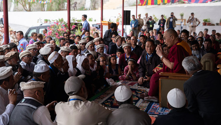 Sua Santità il Dalai Lama incontra le comunità musulmane di Turtuk, Bogdang e Nubra a Diskit, Nubra Valley, India, il 13 luglio 2018. Foto di Tenzin Choejor