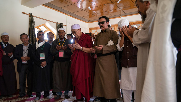 Sua Santità il Dalai Lama si unisce alla preghiera al Diskit Jama Masjid a Diskit, Nubra Valley, India il 13 luglio 2018. Foto di Tenzin Choejor