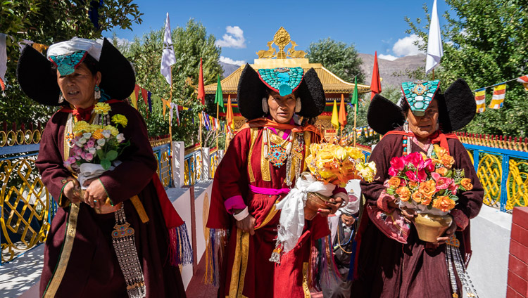 Alcune donne in abito tradizionale del Ladakh attendono l’arrivo di Sua Santità il Dalai Lama al Monastero di Samstanling a Sumur, Ladakh, India, il 14 luglio 2018. Foto di Tenzin Choejor