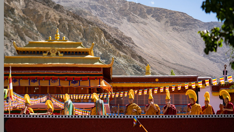 I monaci suonano gli strumenti tradizionali per accogliere Sua Santità il Dalai Lama al Monastero di Samstanling a Sumur, Ladakh, India, il 14 luglio 2018. Foto di Tenzin Choejor