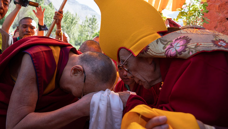Il Gaden Trisur Rizong Rinpoche saluta Sua Santità il Dalai Lama al suo arrivo al Monastero di Samstangling a Sumur, Ladakh, India, il 14 luglio 2018. Foto di Tenzin Choejor