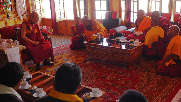 Sua Santità il Dalai Lama parla con il Gaden Trisur Rizong Rinpoche, i monaci anziani e i dignitari durante la cerimonia di benvenuto al suo arrivo al monastero di Samstangling a Sumur, Ladakh, India, il 14 luglio 2018. Foto di Jeremy Russell