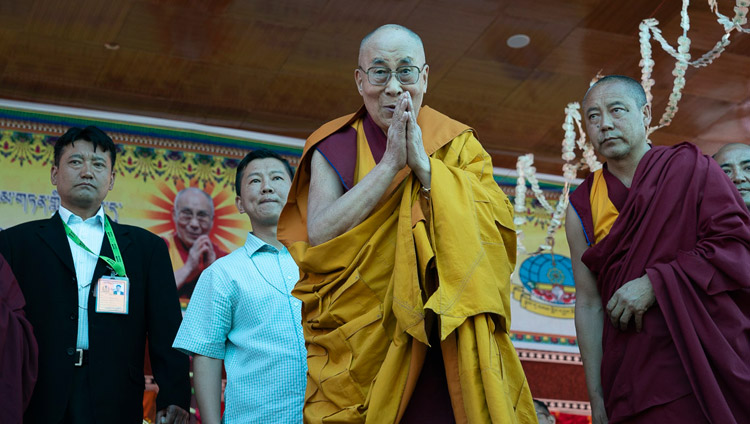 Sua Santità il Dalai Lama saluta il pubblico al suo arrivo sul palco allestito al monastero di Samstanling a Sumur, Nubra Valley, Ladakh, India, il 16 luglio 2018. Foto di Tenzin Choejor