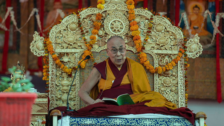 Sua Santità il Dalai Lama spiega i "Principali Aspetti del Sentiero" di Je Tsongkhapa durante il suo insegnamento al Monastero di Samstanling a Sumur, nella Valle del Nubra, Ladakh, India, il 16 luglio 2018. Foto di Tenzin Choejor
