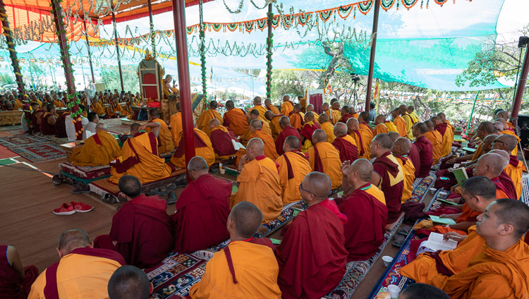 Una veduta del palco durante l'insegnamento di Sua Santità il Dalai Lama presso il Monastero di Samstanling a Sumur, Nubra Valley, Ladakh, India, il 16 luglio 2018. Foto di Tenzin Choejor
