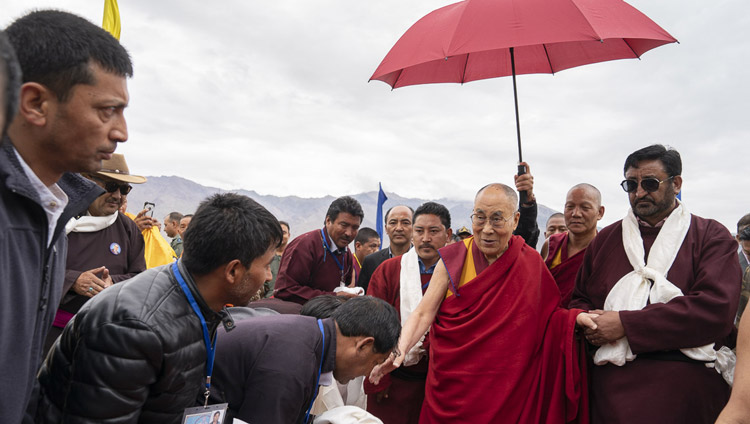 Sua Santità il Dalai Lama al suo arrivo all’eliporto di Padum, Zanskar, India, il 21 luglio 2018. Foto di Tenzin Choejor