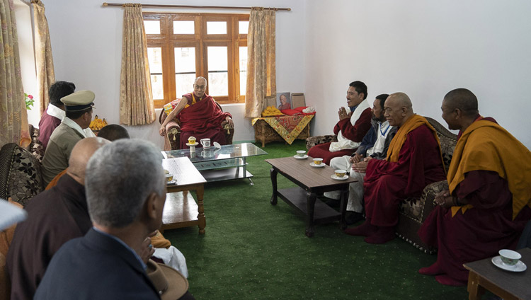 Sua Santità il Dalai Lama incontra i rappresentanti locali nella sua residenza a Padum, Zanskar, India, il 21 luglio 2018. Foto di Tenzin Choejor