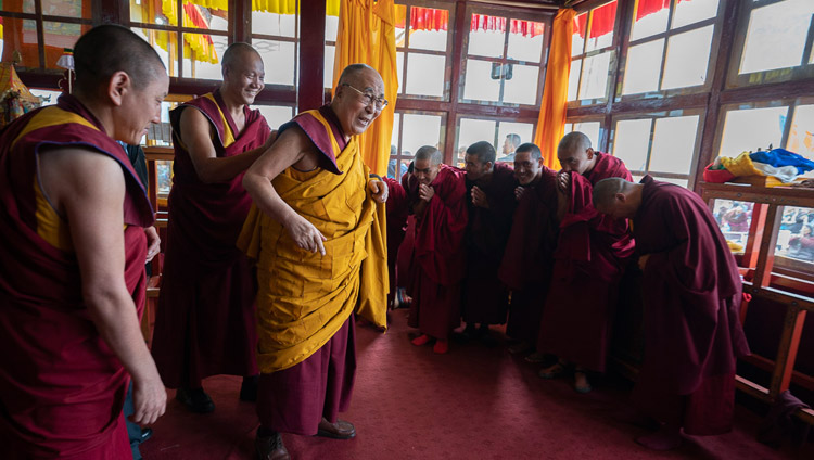 Sua Santità il Dalai Lama saluta i monaci che si occupano del tempio a Padum, Zanskar, India, il 23 luglio 2018. Foto di Tenzin Choejor