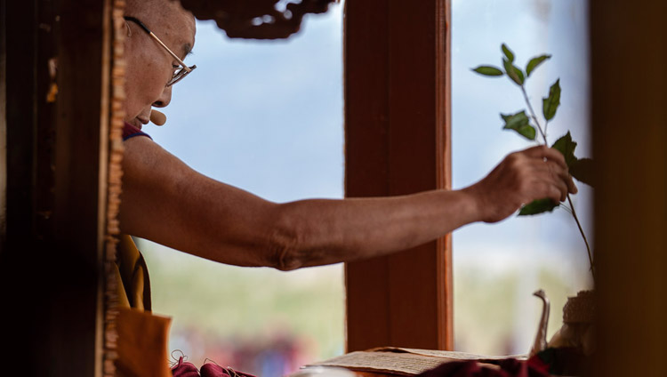 Sua Santità il Dalai Lama durante i rituali preparatori che precedono l’iniziazione di Avalokiteshvara a Padum, Zanskar, India, il 23 luglio 2018. Foto di Tenzin Choejor