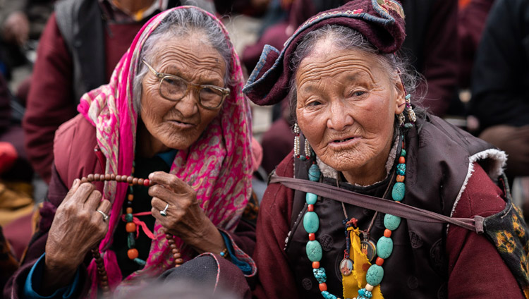Il pubblico ascolta Sua Santità il Dalai Lama a Padum, Zanskar, India, il 23 luglio 2018. Foto di Tenzin Choejor