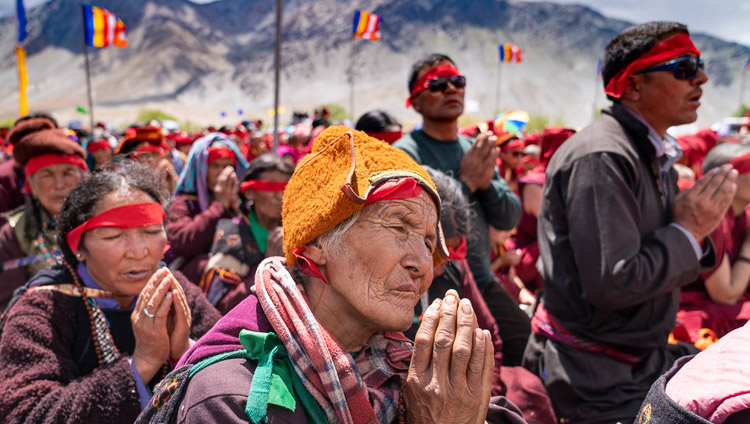 Il pubblico indossa le bende rituali mentre Sua Santità il Dalai Lama concede l’iniziazione di Avalokiteshvara a Padum, Zanskar, India, il 23 luglio 2018. Foto di Tenzin Choejor
