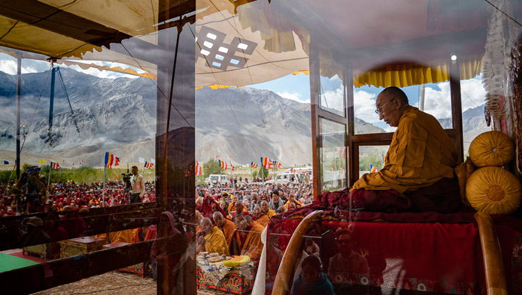 Il padiglione degli insegnamenti durante il conferimento dell'iniziazione di Avalokiteshvara. Padum, Zanskar, India, il 23 luglio 2018. Foto di Tenzin Choejor