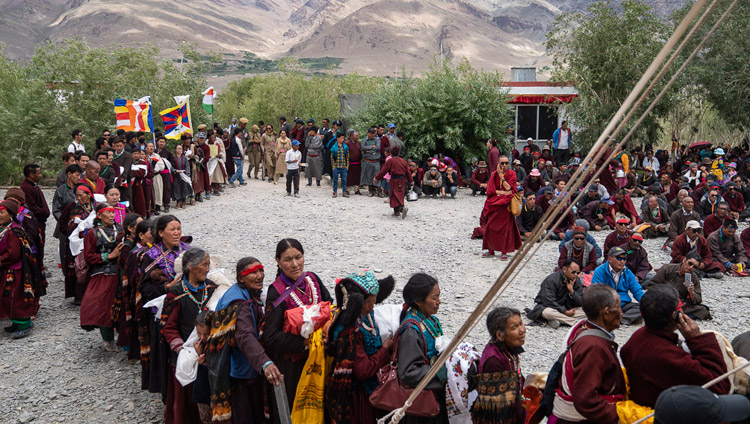 La popolazione di Zanskar si è riunita per fare offerte durante la cerimonia per la lunga vita di Sua Santità il Dalai Lama a Padum, Zanskar, India, il 23 luglio 2018. Foto di Tenzin Choejor