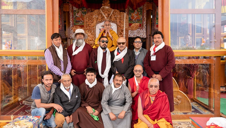 I rappresentanti delle comunità locali in posa per una foto di gruppo con Sua Santità il Dalai Lama a Padum, Zanskar, India, il 23 luglio 2018. Foto di Tenzin Choejor
