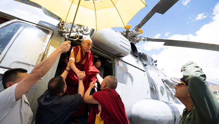 Sua Santità il Dalai Lama arriva in elicottero a Kargil, Ladakh, India, il 25 luglio 2018. Foto di Tenzin Choejor