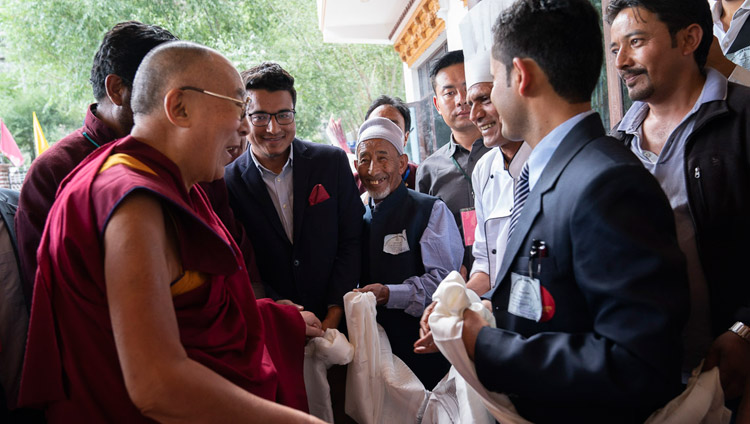 Sua Santità il Dalai Lama ringrazia lo staff del suo hotel dopo il pranzo del suo primo giorno a Kargil, Ladakh, India, il 25 luglio 2018. Foto di Tenzin Choejor