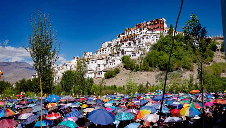 Il monastero di Thiksey sulla collina e le oltre 2.500 persone che hanno partecipato alla cerimonia per la futura biblioteca presso il Monastero Thiksey di Leh, Ladakh, India, il 29 luglio 2018. Foto di Tenzin Choejor