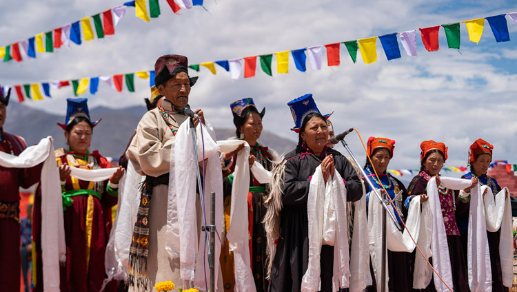 Alcuni artisti Ladakhi prima del pranzo organizzato dal LAHDC al Sindhu Ghat a Leh, Ladakh, India il 29 luglio 2018. Foto di Tenzin Choejor
