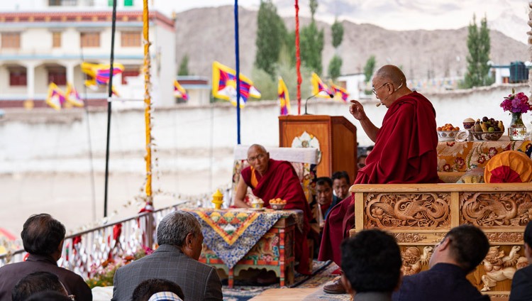 Thiksey Rinpoche osserva Sua Santità il Dalai Lama mentre si rivolge alla folla di tibetani, presso la scuola Choglamsar del Tibetan Children's Village a Leh, Ladakh, India, il 1°agosto 2018. Foto di Tenzin Choejor