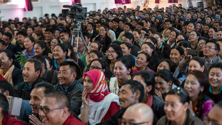 Più di 1500 studenti e docenti ascoltano Sua Santità il Dalai Lama all'Eliezer Joldan Memorial College di Leh, Ladakh, India, il 2 agosto 2018. Foto di Tenzin Choejor