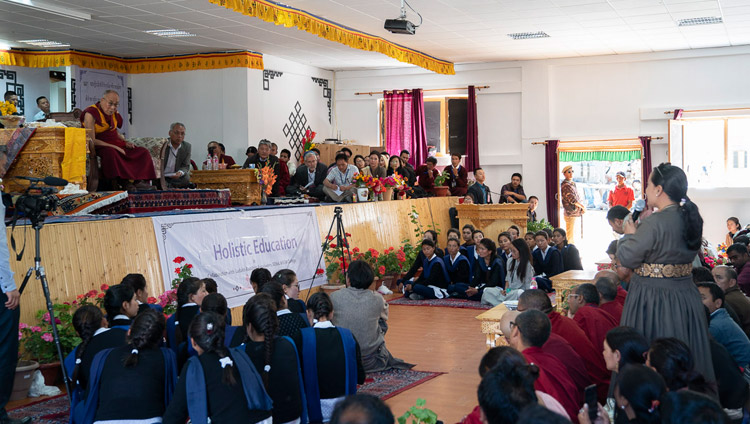Domande e risposte con gli studenti durante la visita di  Sua Santità il Dalai Lama all’Eliezer Joldan Memorial College di Leh, Ladakh, India, il 2 agosto 2018. Foto di Tenzin Choejor