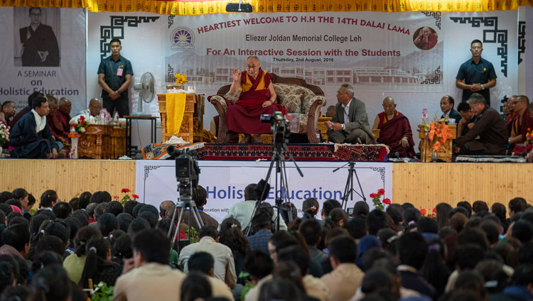 Sua Santità il Dalai Lama risponde alle domande degli studenti durante la sua visita all’Eliezer Joldan Memorial College di Leh, Ladakh, India, il 2 agosto 2018. Foto di Tenzin Choejor
