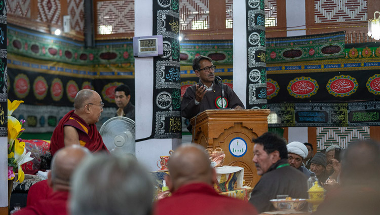 Un rappresentante della comunità musulmana porge il benvenuto a Sua Santità il Dalai Lama nella moschea Imam Barga a Chushot Yokma, Leh, Ladakh, India, il 2 agosto 2018. Foto di Tenzin Choejor