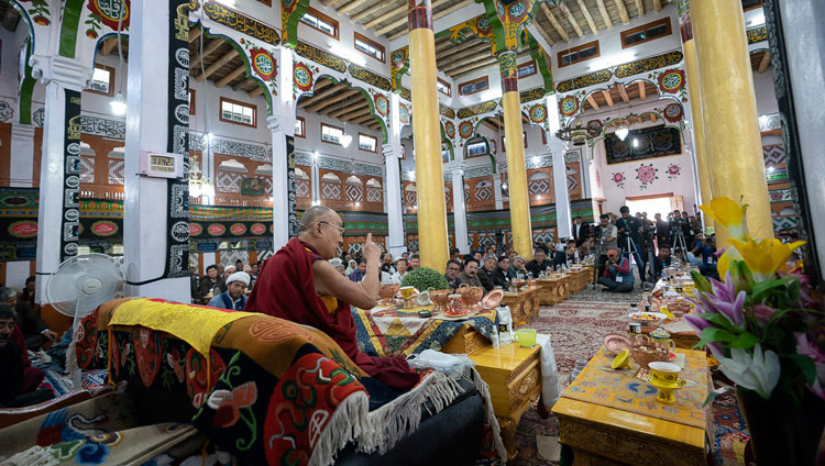 Sua Santità il Dalai Lama parla alla Moschea Imam Barga a Chushot Yokma, Leh, Ladakh, India, il 2 agosto 2018. Foto di Tenzin Choejor